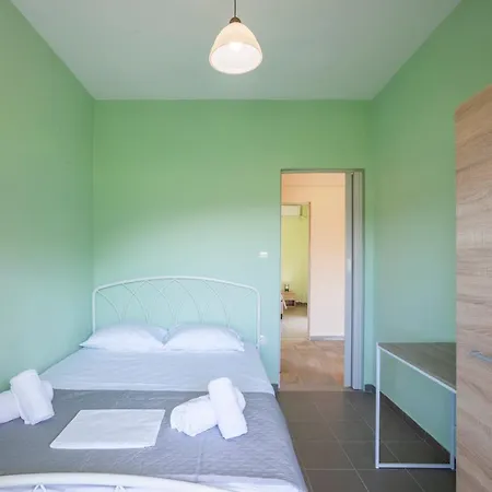 1000 Pine Trees Maisonette *